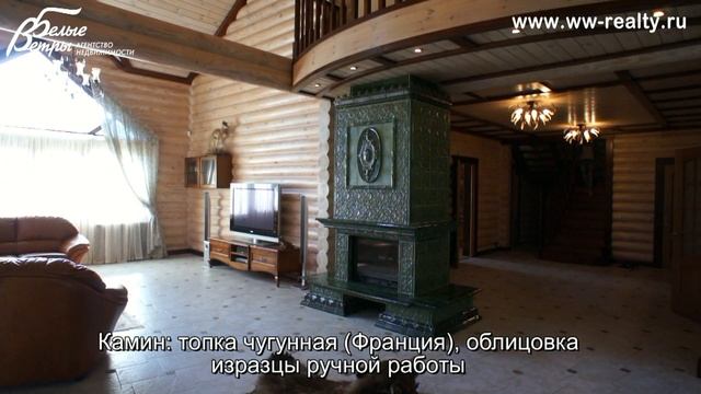 Современная изба в Новоглаголево, гостиная с вторым светом и изразцовым камином смотреть онлайн