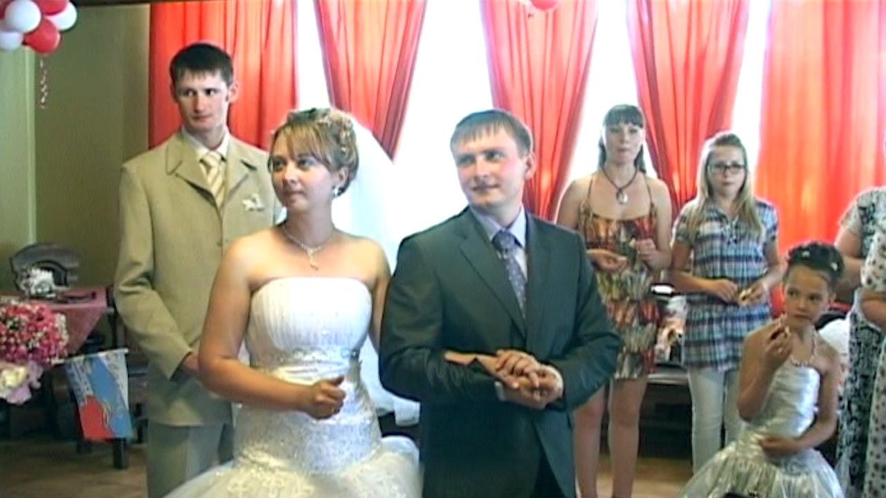 Встреча новобрачных в кафе, поклон родителям смотреть онлайн