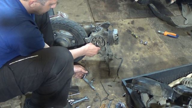 Ремонт Suzuki Lets 2 Италия Разбираем мотор Часть 2 смотреть онлайн