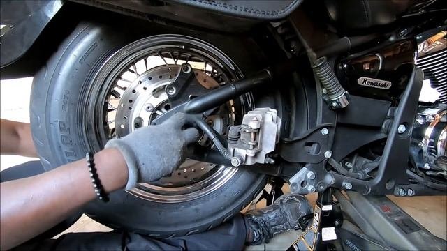 DIY| How To Remove Your Motorcycle Rear Wheel| Kawasaki Vulcan 900 Classic| IT'S EASY!!!