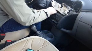 Как добраться до прикуривателя в toyota yaris