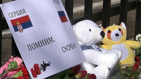 Россияне весь день несли цветы и мягкие игрушки к ...скве в память о жертвах натовских бомбардировок