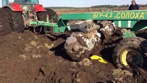 Как вытащить застрявший трактор, в поле не вызывая еще один трактор