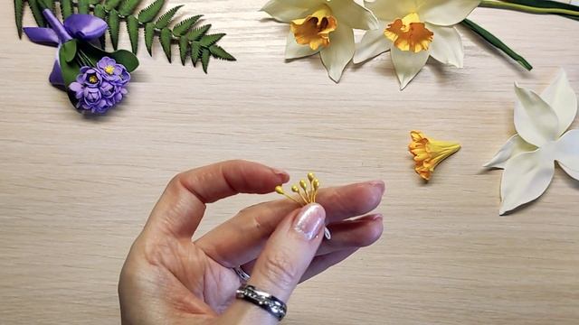 Реалистичный нарцисс из фоамирана без молдов, очень легко. Цветы из фома. flower Narcissus from foa смотреть онлайн