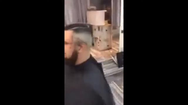 Самая брутальная стрижка. Как стригут настоящих мужиков. Стрижка с топором и молотком. смотреть онлайн