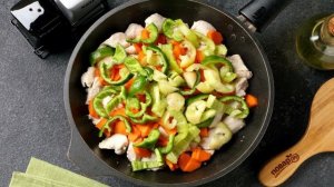 Курица тушёная в кисло-сладком соусе с болгарским перцем