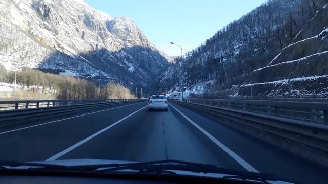 Сквозь горы по трассе к Красной Поляне и Розе Хутор. Россия, Сочи, Краснодарский край
