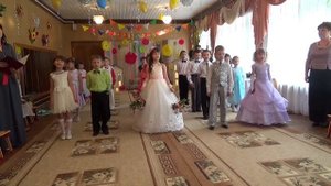 Песню "До свидания, детский сад" исполняют выпускники гр. №11 МБДОУ "ЦРР - д/с "Сказка"