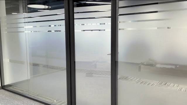 Стеклянные офисные перегородки в алюминиевом каркасе цвета Нуар - изготовление и установка