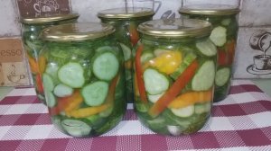 Маринованные огурцы, порезанные кружочками. Очень вкусно!