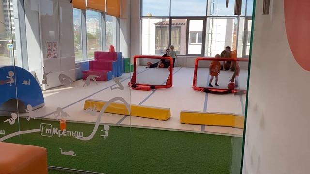 Папа с Гордеем на тренировке в Крепыше смотреть онлайн