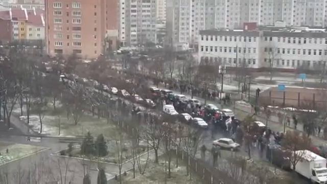 Люди выходят везде! Уже больше 15-20 колонн сформировано. смотреть онлайн