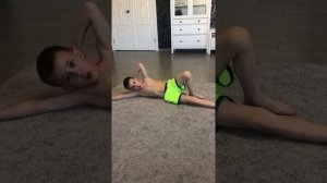 Тренировка дома для детей. Упражнения на пресс .