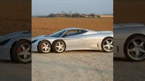 В правой руке сникерс в левой руке Марс.....