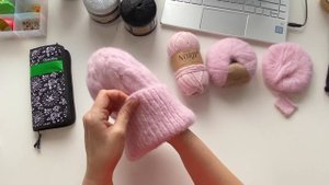 ШАПКА ИЗ БУКЛЕ/ЧЕРНЫЙ ПРОЦЕСС ИЗ МОХЕРА С ЛЮРЕКСОМ/НОСКИ