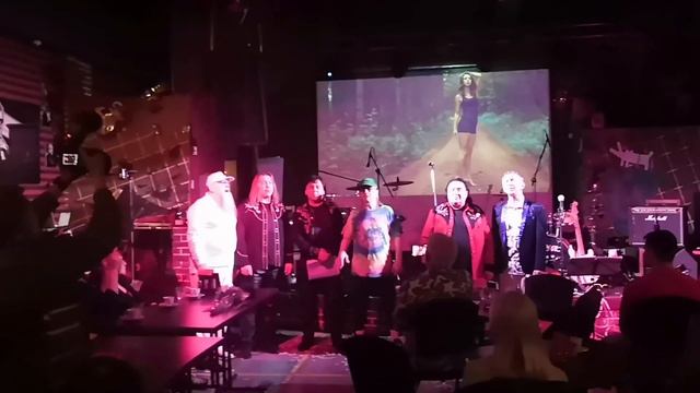 Навстречу девушка идет смотреть онлайн