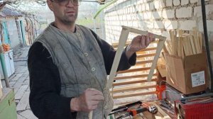 Сборка рамок для ульев пневмостеплером в кондукторе