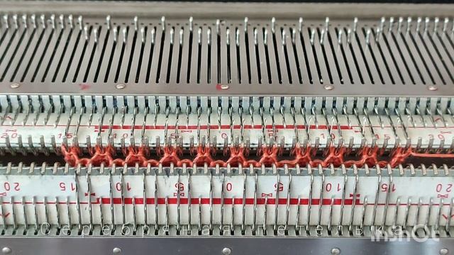 Как начать резинку 2х2 через одну на бросовую нить. Вязание на машине. смотреть онлайн