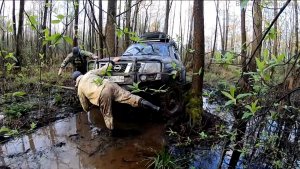 По Бездорожью на Nissan Patrol на бортовых редукторах, 40е трипадоры. Засел в болоте.