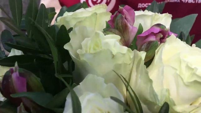 Букет в шляпной коробке из роз и альстромерии | DariRoza смотреть онлайн