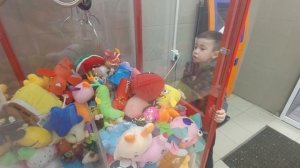 Автомат с игрушками.Хватайка.Выиграл 3 игрушки!!