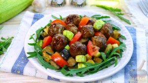 Пикантные фрикадельки с летним гарниром.
МИТБОЛЫ С ОВОЩАМИ