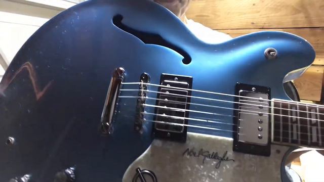 MYSTERY UNBOXING!--You've Never Seen This Famous Guitar Player's Signature Guitar Before!! смотреть онлайн