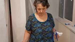 Продолжаю работать на балконе. Муж помогает. закрепляем потолочный карниз. Покрасила потолок.