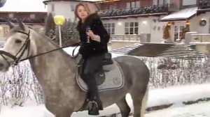 Поклонская забралась на коня и поздравила россиян с Новым годом