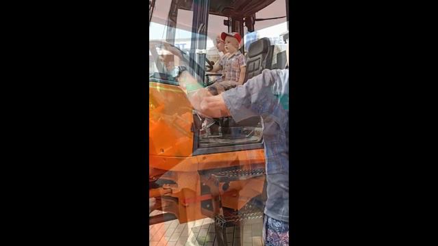 Ваня и Вика на выставке сельхозтехники. смотреть онлайн