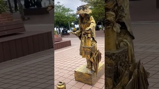 памятники ожили