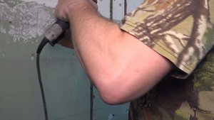 КАК УДАЛИТЬ СТАРУЮ КРАСКУ СО СТЕН ПЕРЕД ШТУКАТУРКОЙ. 2 СПОСОБА, СМОТРИ