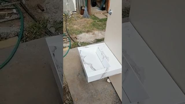 Умывальник из керамогранита.