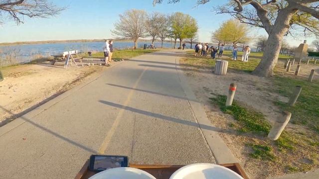 HOW PEOPLE REACT WHEN I DO A MUKBANG WHILE WALKING AROUND THE LAKE | MEXICAN STREET TACOS MUKBANG 먹 смотреть онлайн