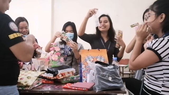 EXCHANGING OF GIFTS/TEAM KAON ❤️❤️❤️ смотреть онлайн