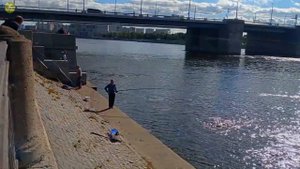 Рыбалка на Неве увлекательна и колоритна прямо с набережной