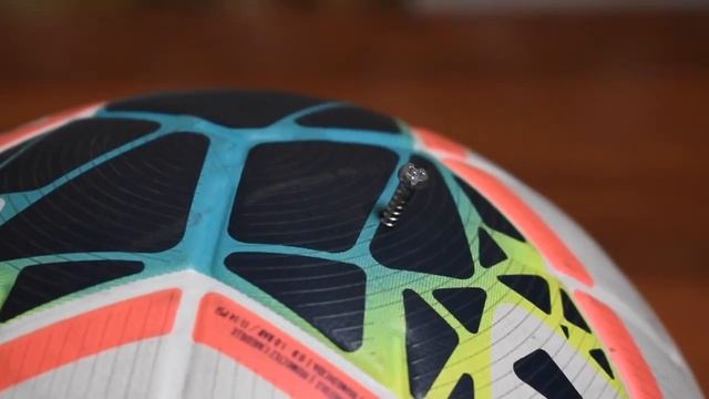 Как просто устранить пропускание воздуха через нипель в футбольном мяче. смотреть онлайн