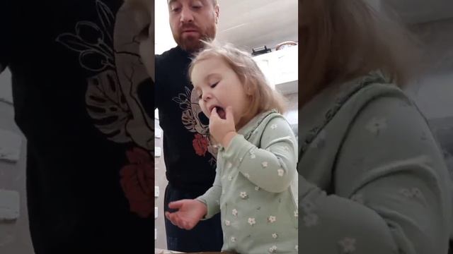 "Мы с папой - кулинары!" #Агатаготовит #кулинарыбыковы #папиндень #шефы #щеф #кухня #завтрак смотреть онлайн