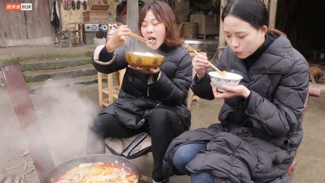 秋妹和姐姐做酸蘿蔔老鴨湯鍋，酸辣開胃，大口吃肉大口刨飯，過癮！ 【顏美食】
