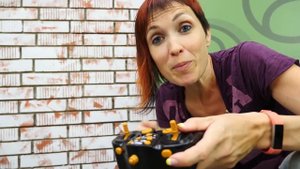 Игрушечный экскаватор. Распаковка с Машей Капуки. Видео для детей.