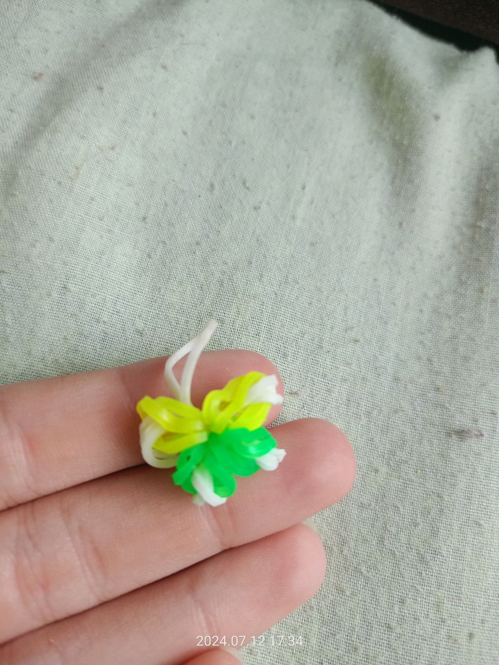 плетем бабочку из резинок смотреть онлайн