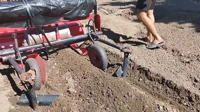 Фрезеровка и накатка бугров под клубнику минитрактором! смотреть онлайн