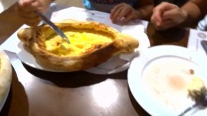 Хачапури по - Аджарски. Как правильно нужно есть Аджарские хачапури.
