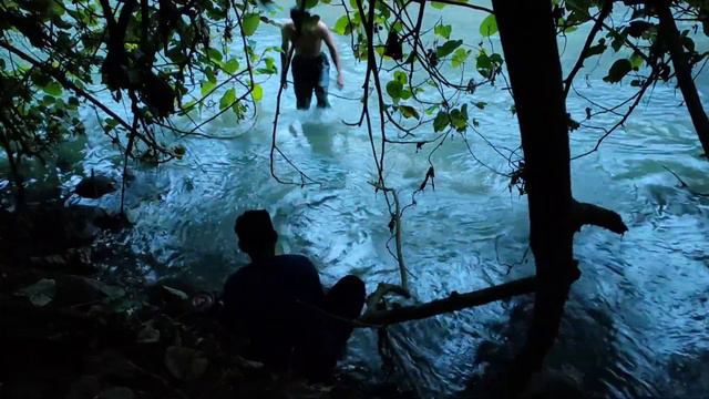 CAMPING HUJAN DERAS DISERTAI PETIR GEMURUH - MEMBANGUN SHELTER DI POHON WARU @sumateraisland смотреть онлайн