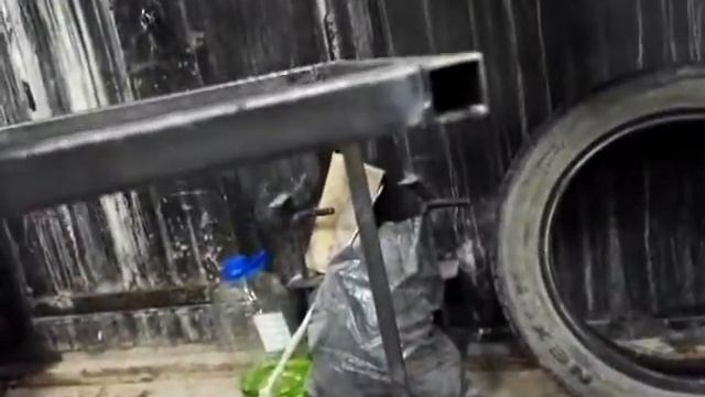 Настенная стойка для колес из квадратного профиля 20*20*1,5 под колеса