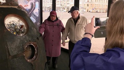 На Новопушкинском сквере установили спускаемую капсулу корабля "Союз"