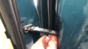 Как снять ограничитель двери на автомобиле Hyundai Elantra XD