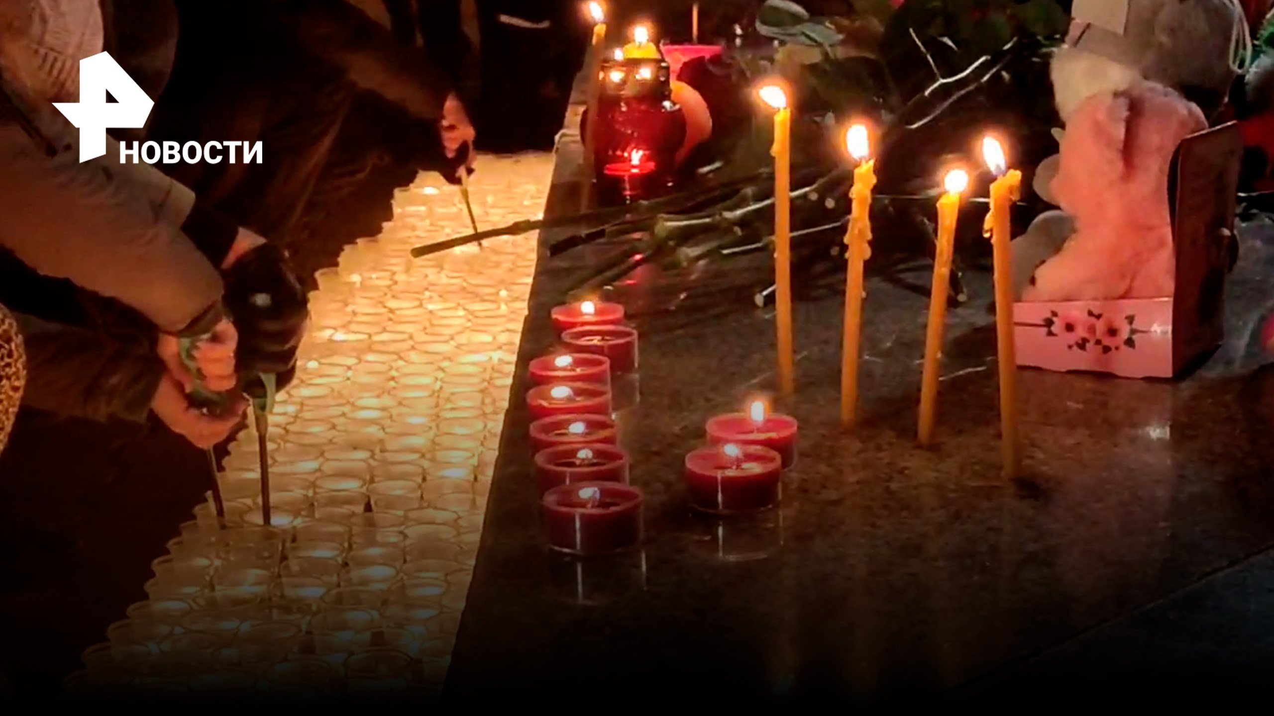 Стихийный мемориал появился в память о погибших при взрыве на Сахалине / РЕН Новости