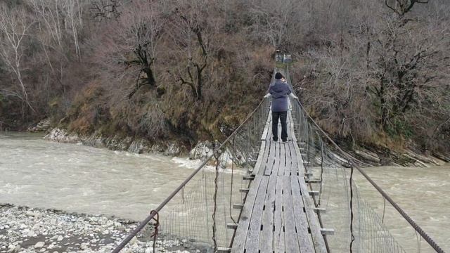 Такая река Псезуапсе зимой в Лазаревском - бурлящая, полноводная. Висячий мост, прогулка 02.01.2022