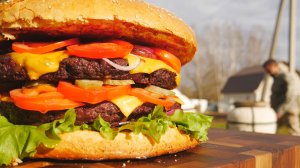 Иногда удивляю семью необычным огромным бургером. Все в восторге и сыты.